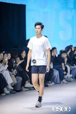 图片包含 人, 路, 院子, 球拍

描述已自动生成