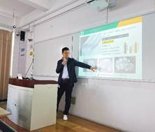 男人站在房间里

低可信度描述已自动生成