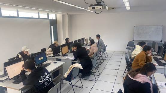 人们在看台上的人在房间里

中度可信度描述已自动生成