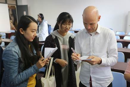 说明:E:\1、9728太阳集团\2、系部事务\服装学院 中央圣马丁讲座\3.jpg